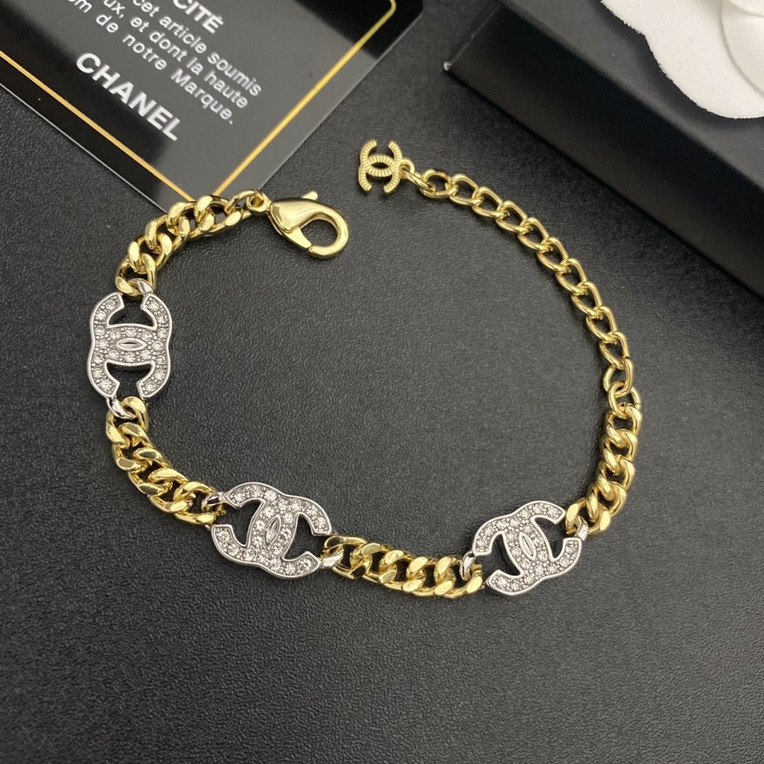 Classic And Exquisite Silver Double C Bracelet