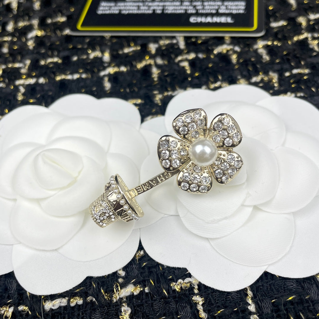 Flower pot diamond brooch