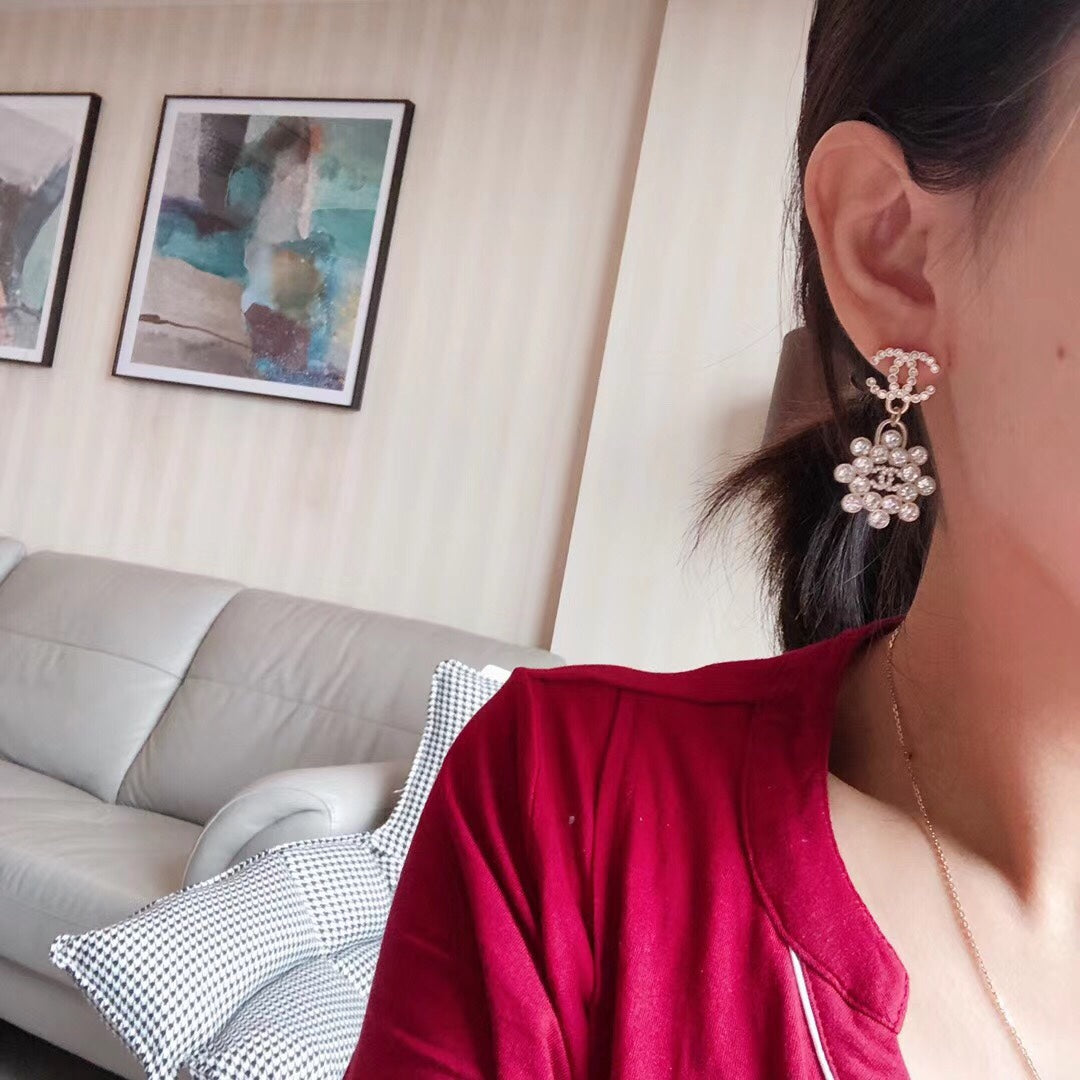 Fashionable double C earrings