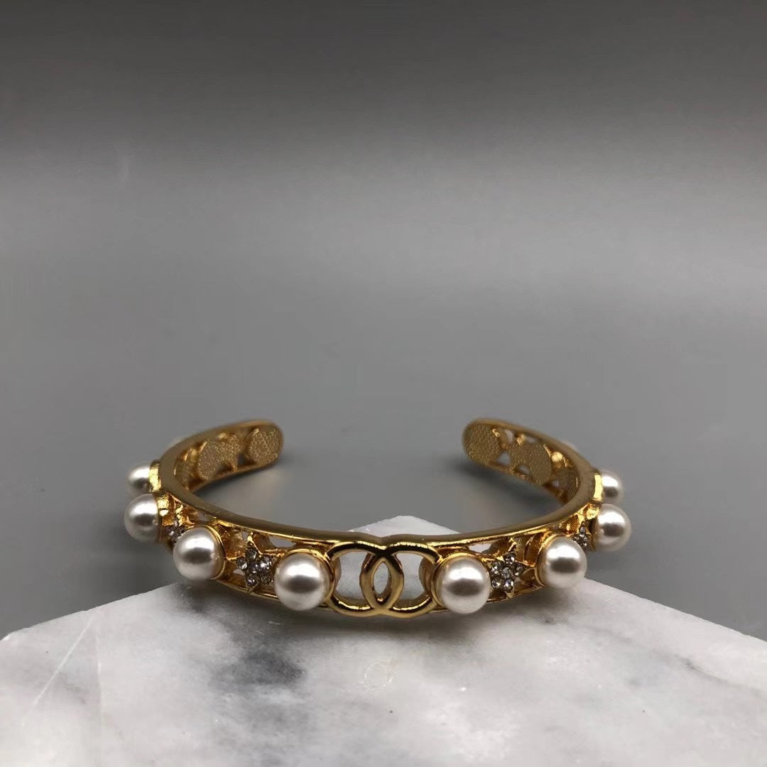 Fashionable open bracelet