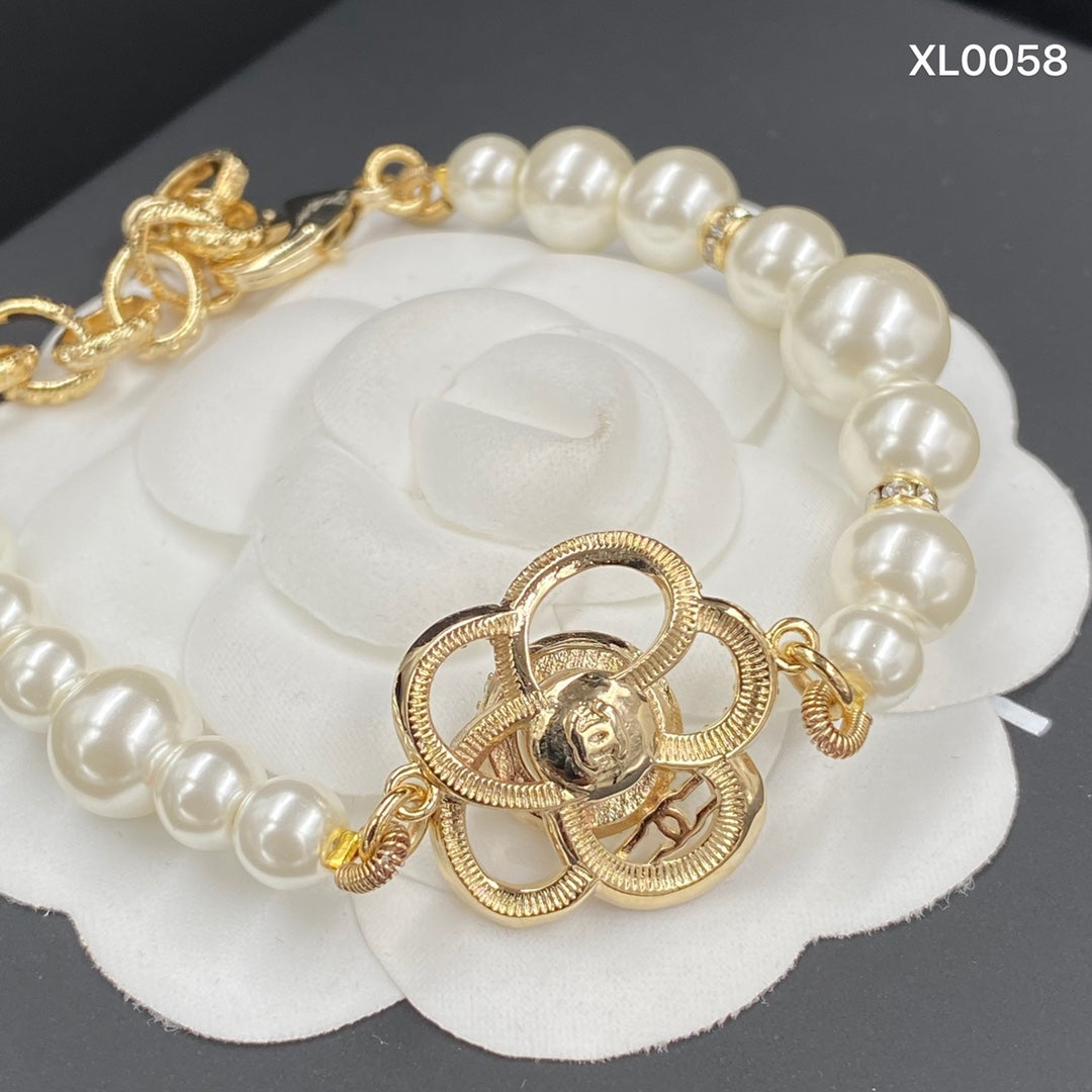 Stylish White Resin Bead Brass Short Bracelet