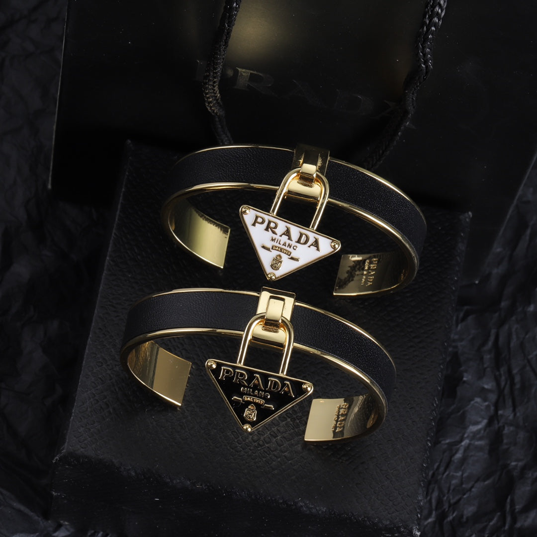 Fashion Triangle Pendant Bracelet