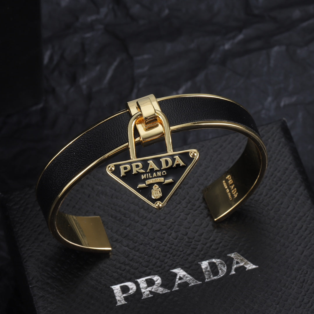 Fashion Triangle Pendant Bracelet