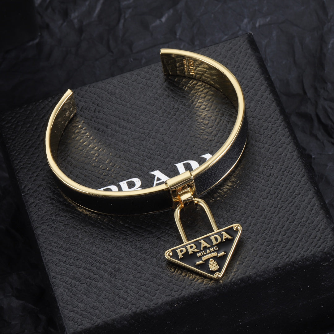 Fashion Triangle Pendant Bracelet