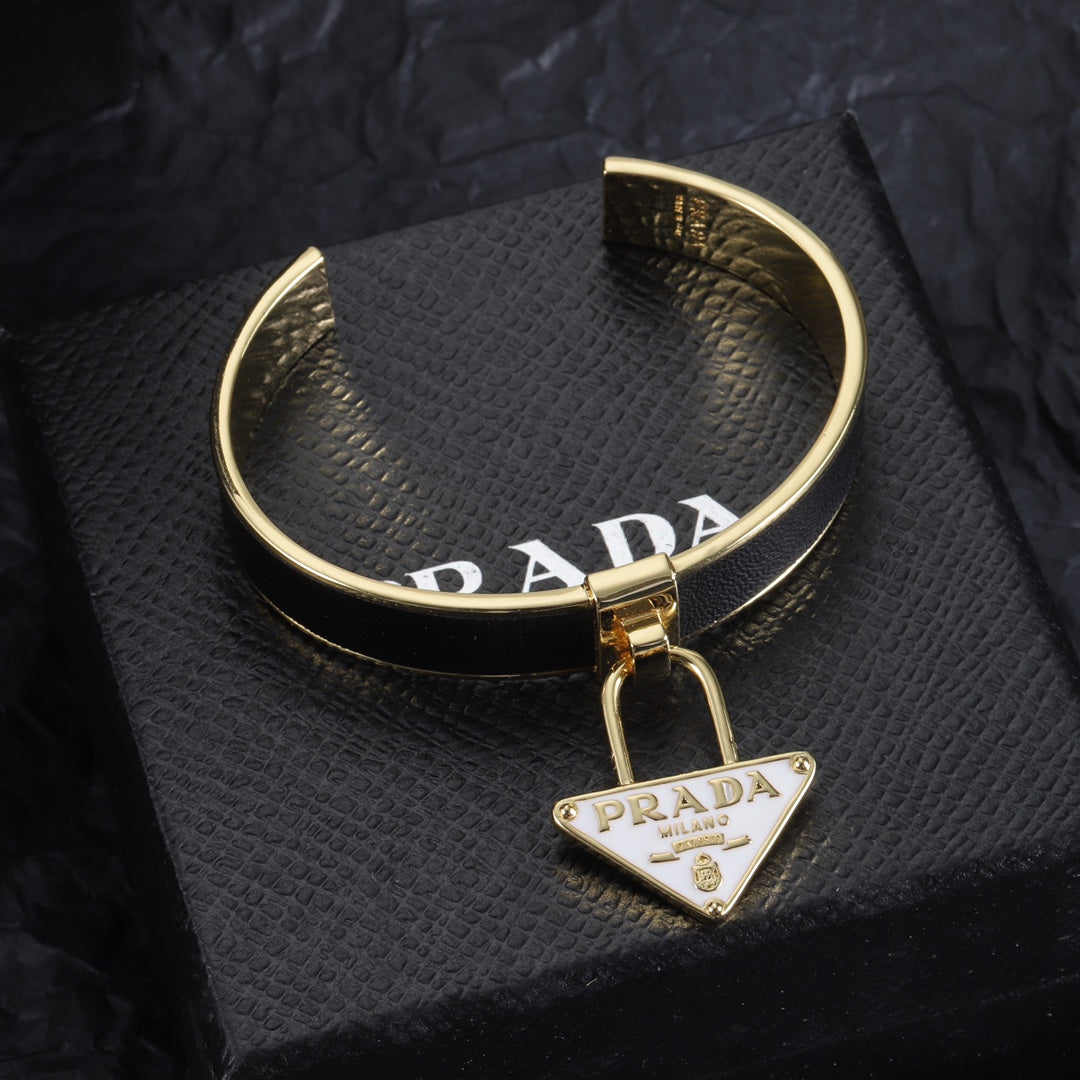 Fashion Triangle Pendant Bracelet