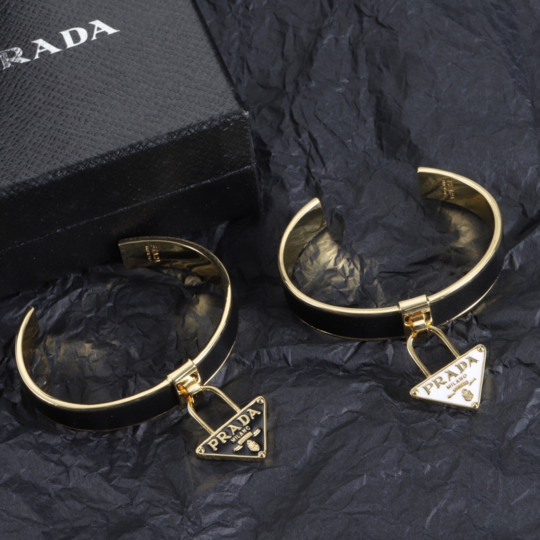 Fashion Triangle Pendant Bracelet