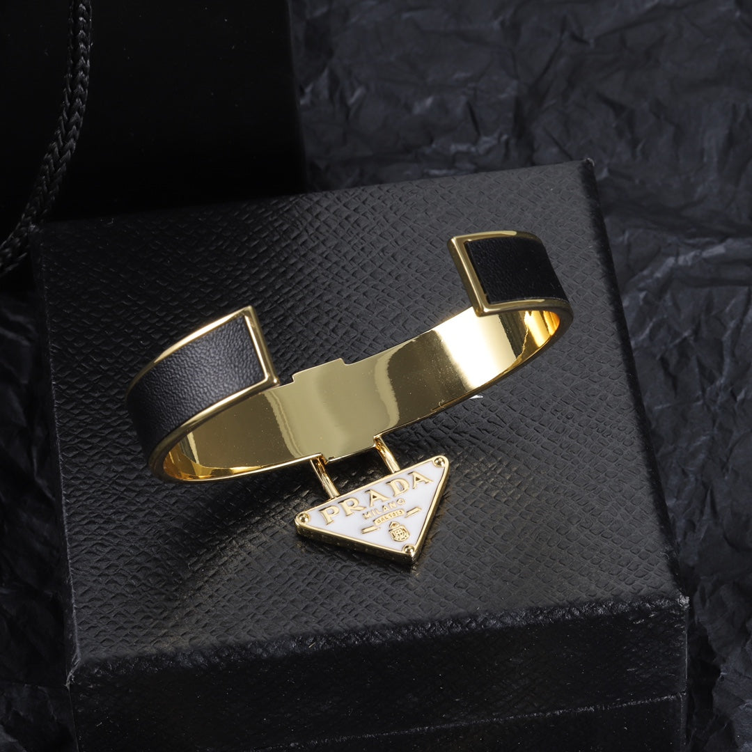 Fashion Triangle Pendant Bracelet