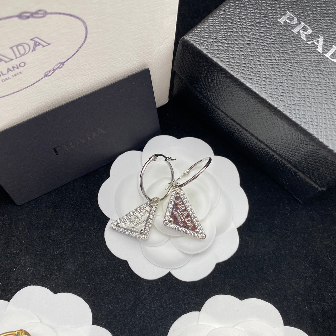 Fashion triangle edge diamond earrings