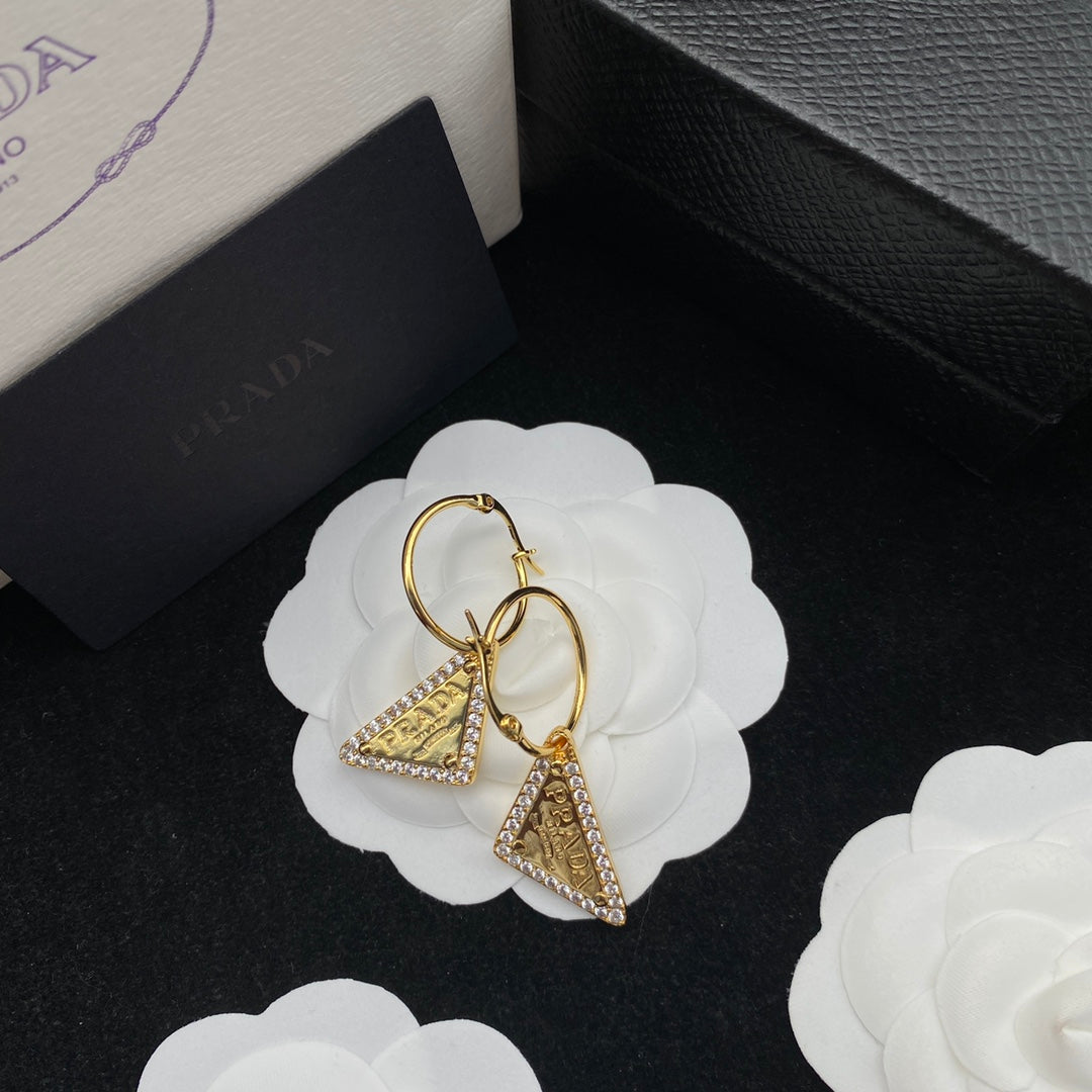 Fashion triangle edge diamond earrings