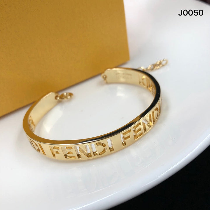 Luxury letter openwork open bracelet